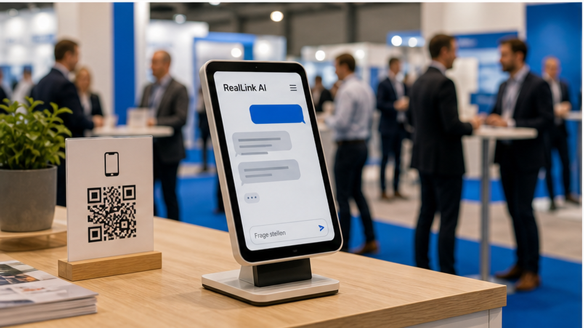 Self-Service AI Answer Page am Messestand mit QR-Schild