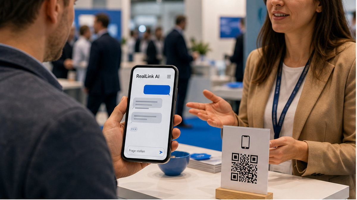 Messe-Stand mit QR-Schild und Smartphone mit RealLink AI Antwortseite